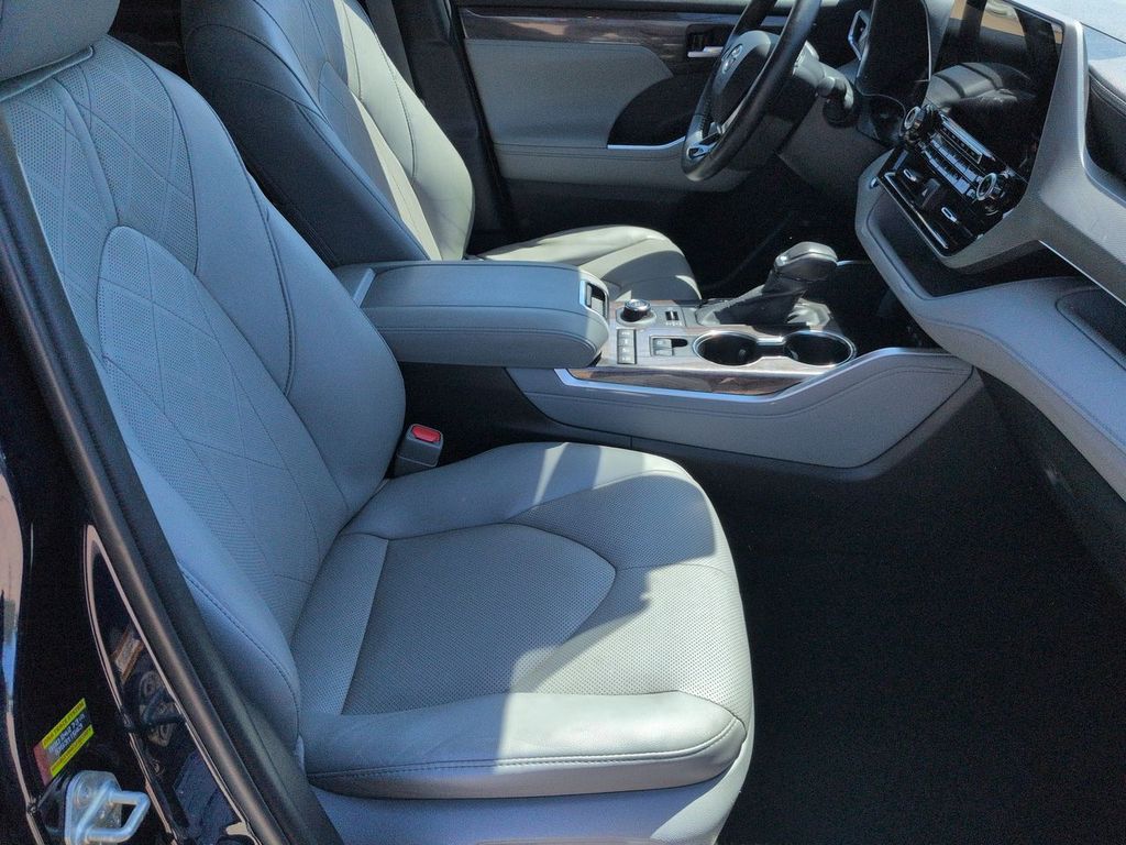 Thumbnail: 2020 Toyota Highlander - 31