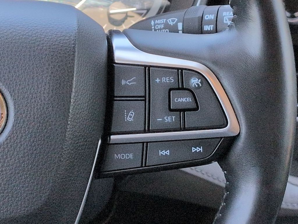Thumbnail: 2020 Toyota Highlander - 33