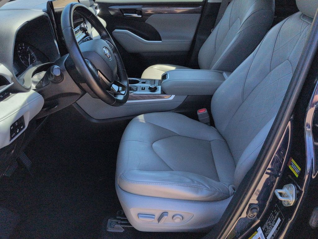 Thumbnail: 2020 Toyota Highlander - 10