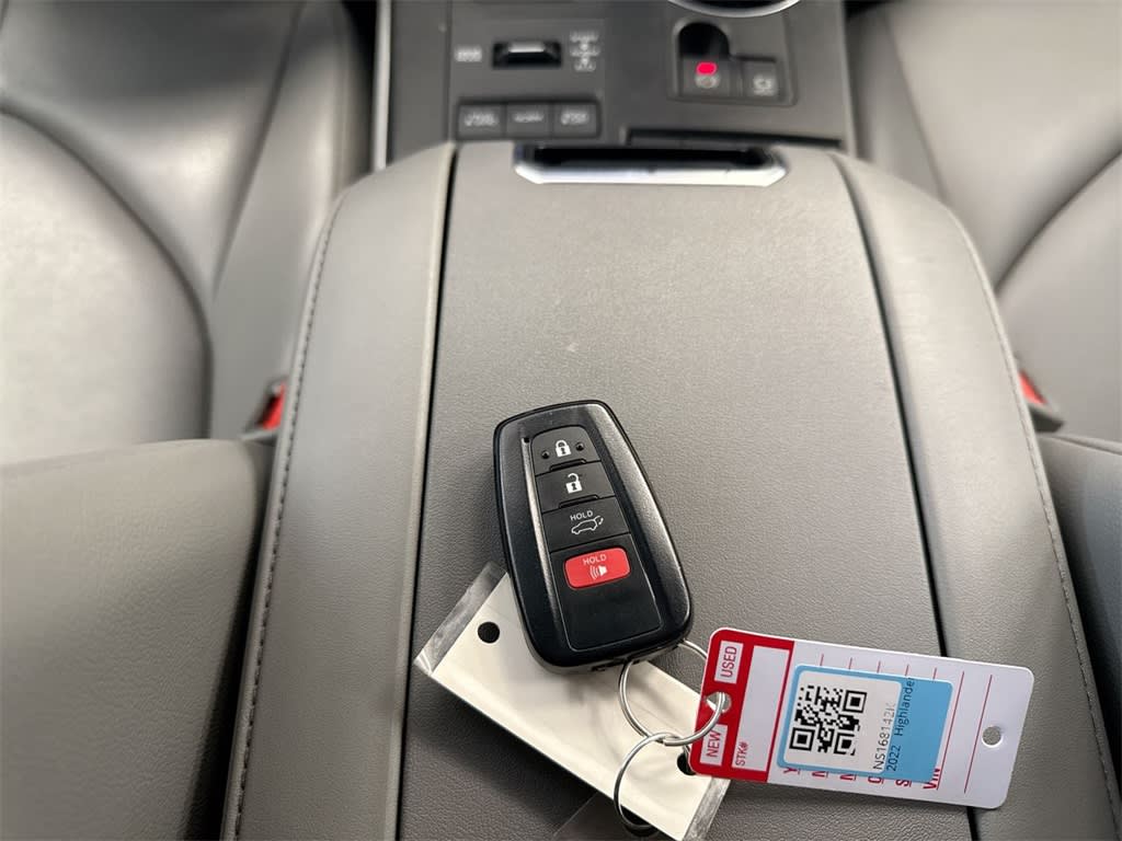 Thumbnail: 2022 Toyota Highlander - 20