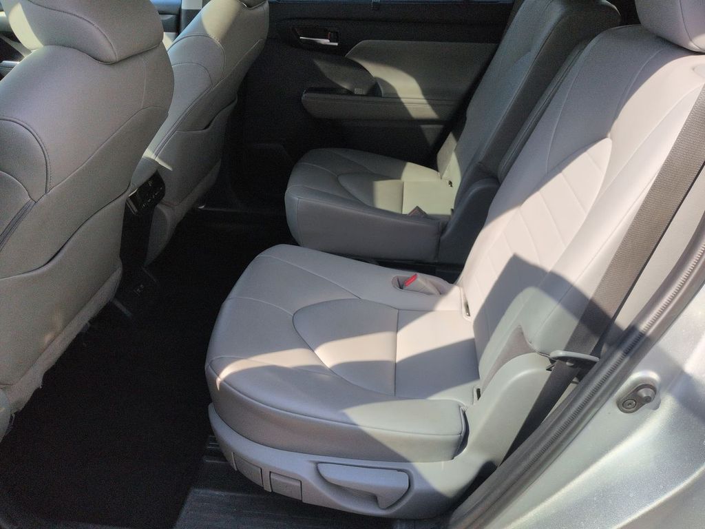 Thumbnail: 2020 Toyota Highlander - 11