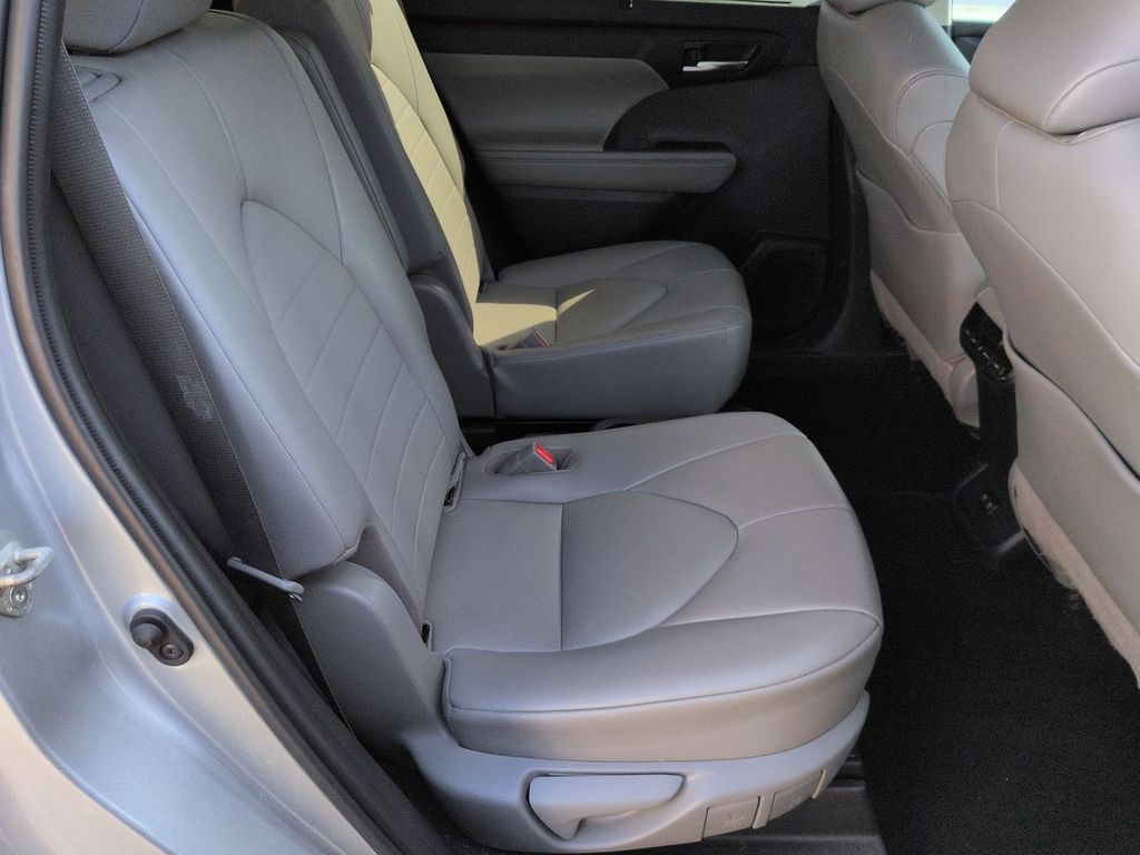 Thumbnail: 2020 Toyota Highlander - 32