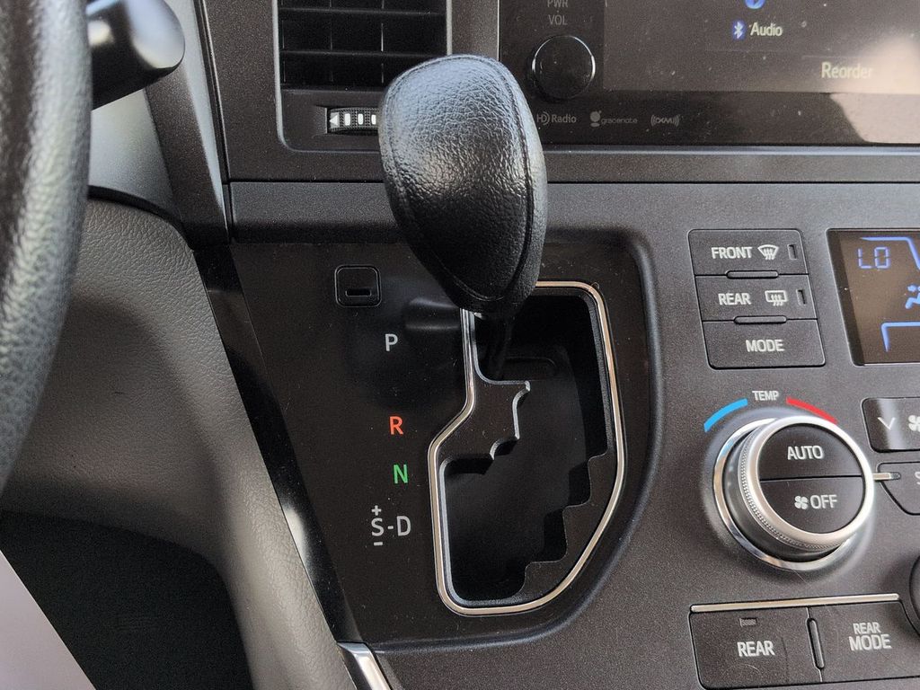 Thumbnail: 2017 Toyota Sienna - 13