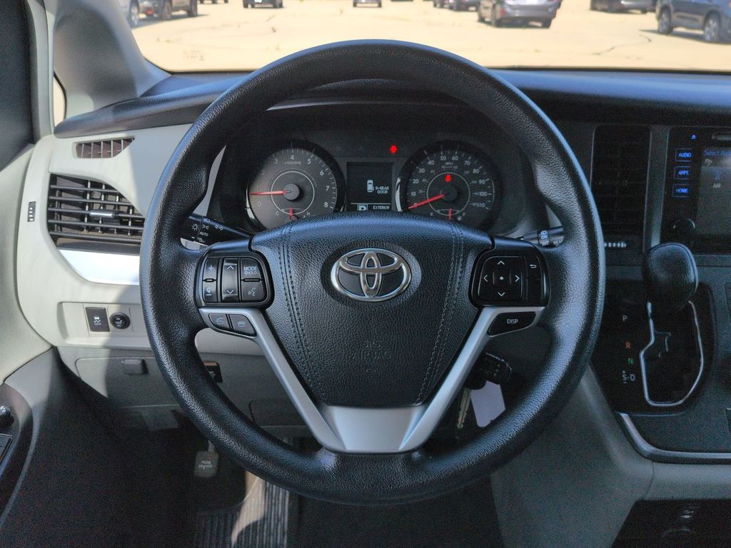 Thumbnail: 2017 Toyota Sienna - 11
