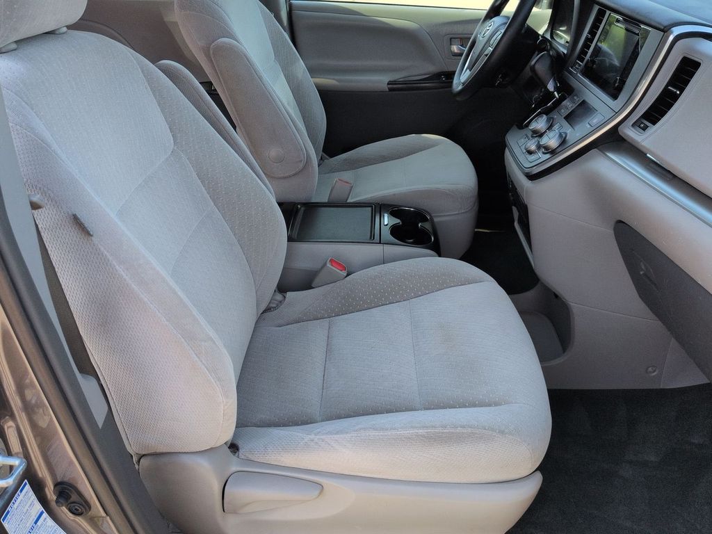 Thumbnail: 2017 Toyota Sienna - 9