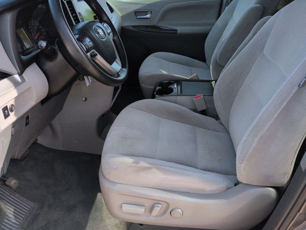 Thumbnail: 2017 Toyota Sienna - 8