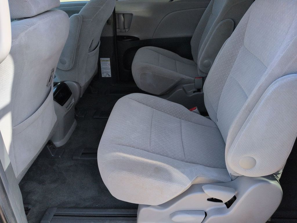 Thumbnail: 2017 Toyota Sienna - 10