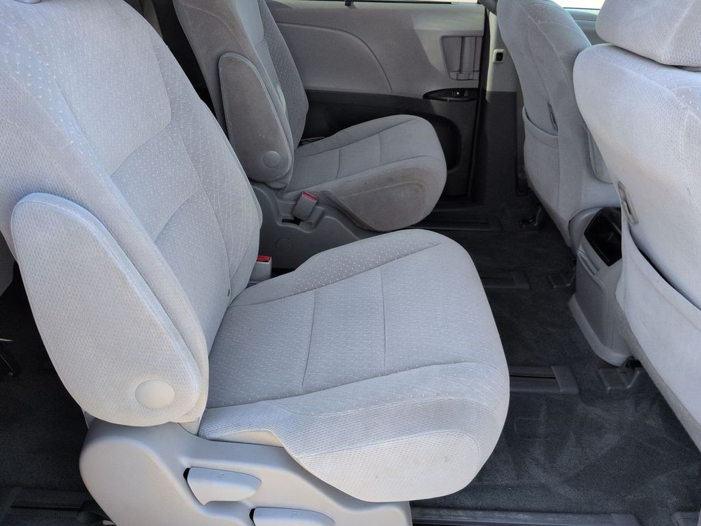 Thumbnail: 2017 Toyota Sienna - 28