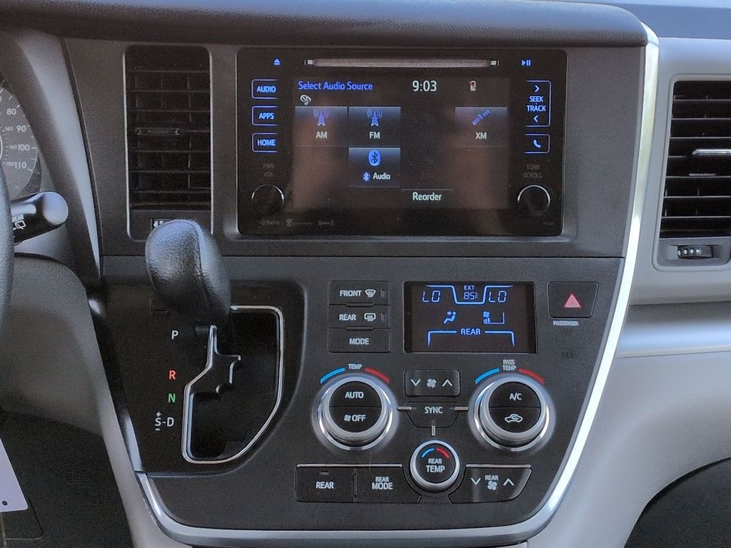 Thumbnail: 2017 Toyota Sienna - 12