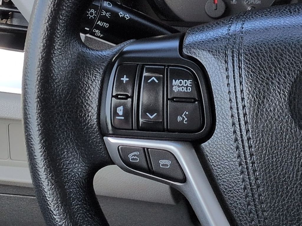 Thumbnail: 2017 Toyota Sienna - 30