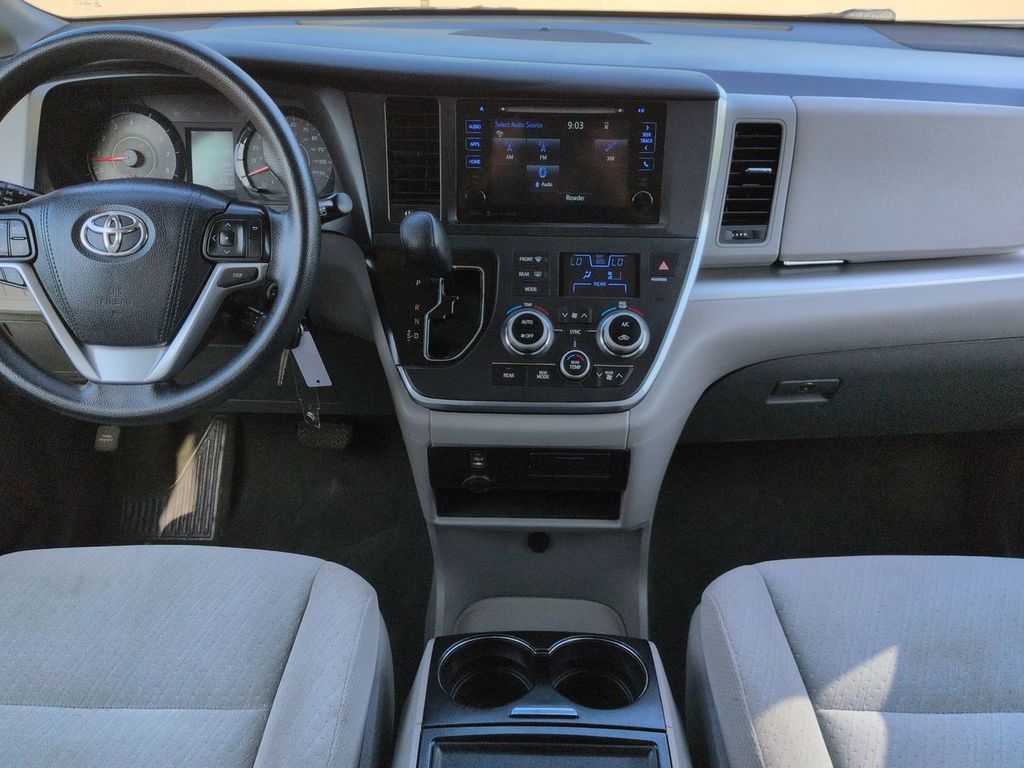 Thumbnail: 2017 Toyota Sienna - 7