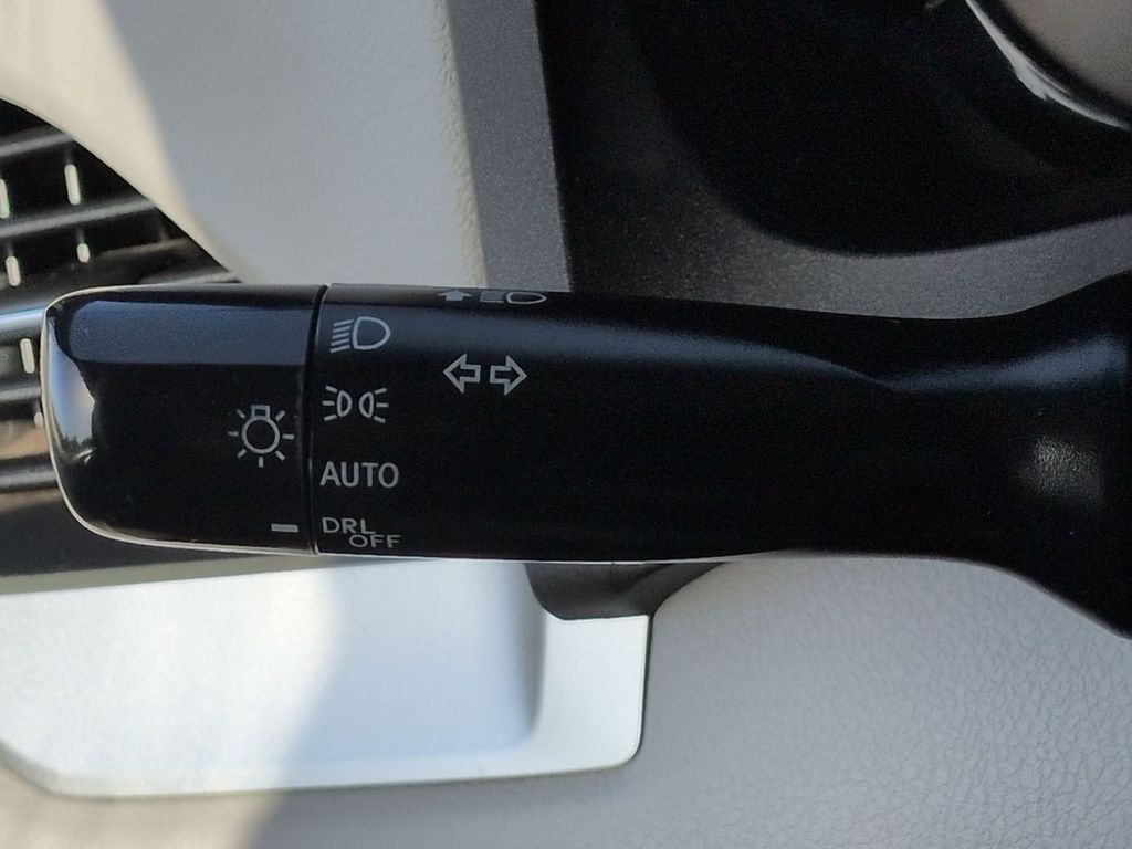 Thumbnail: 2017 Toyota Sienna - 33
