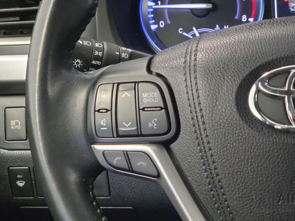 Thumbnail: 2018 Toyota Highlander - 32