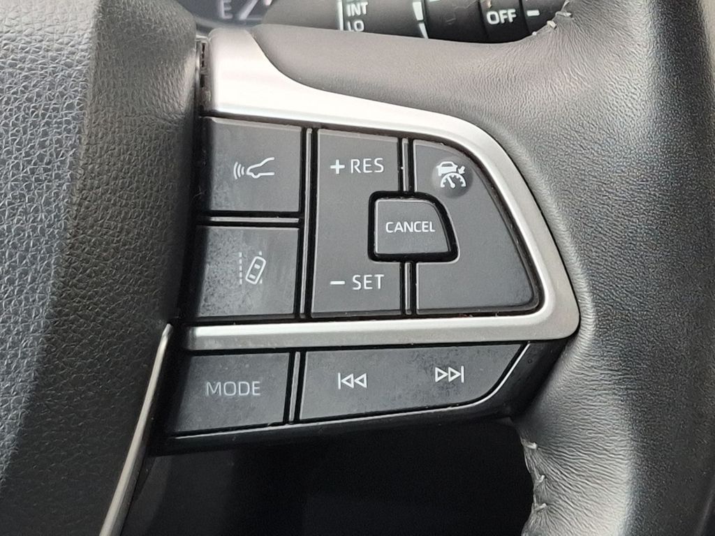 Thumbnail: 2023 Toyota Highlander - 33