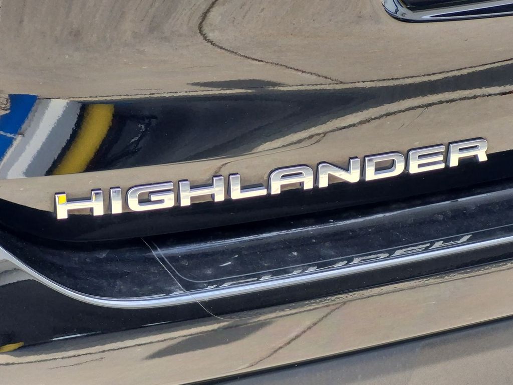 Thumbnail: 2023 Toyota Highlander - 25