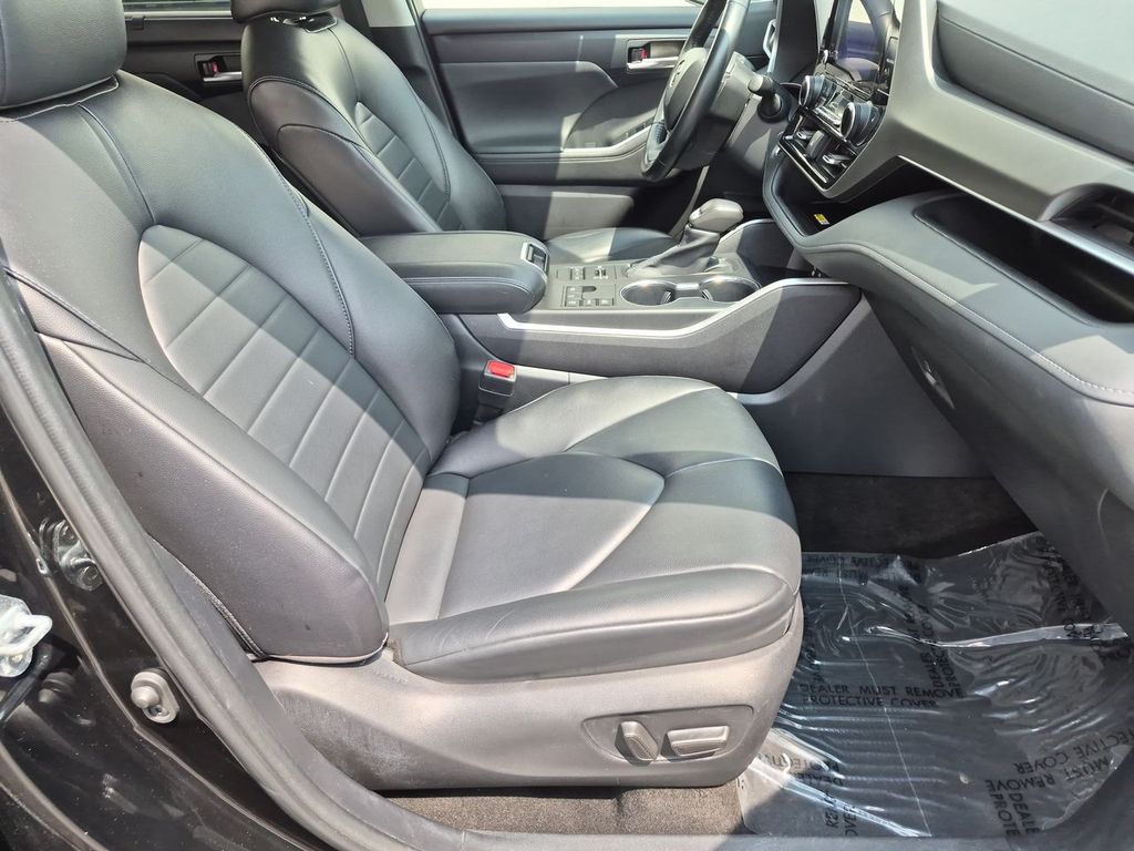 Thumbnail: 2023 Toyota Highlander - 11