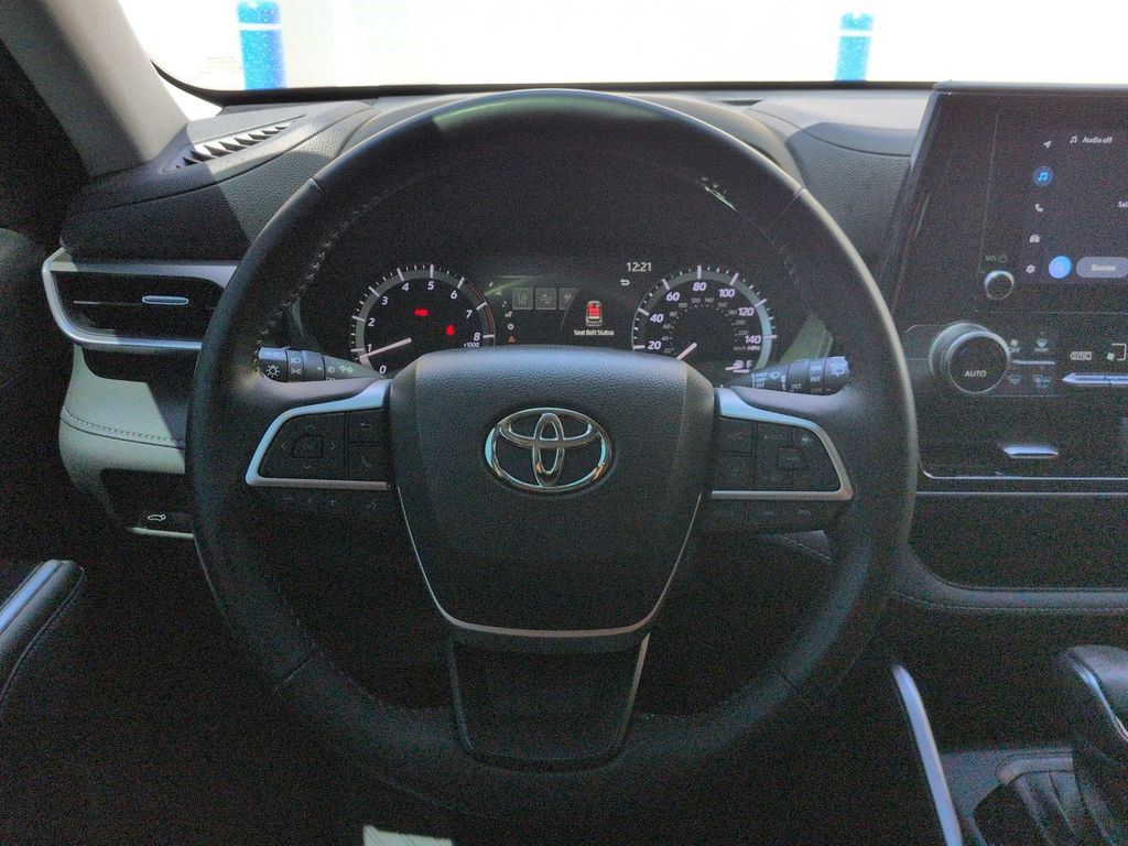 Thumbnail: 2023 Toyota Highlander - 13
