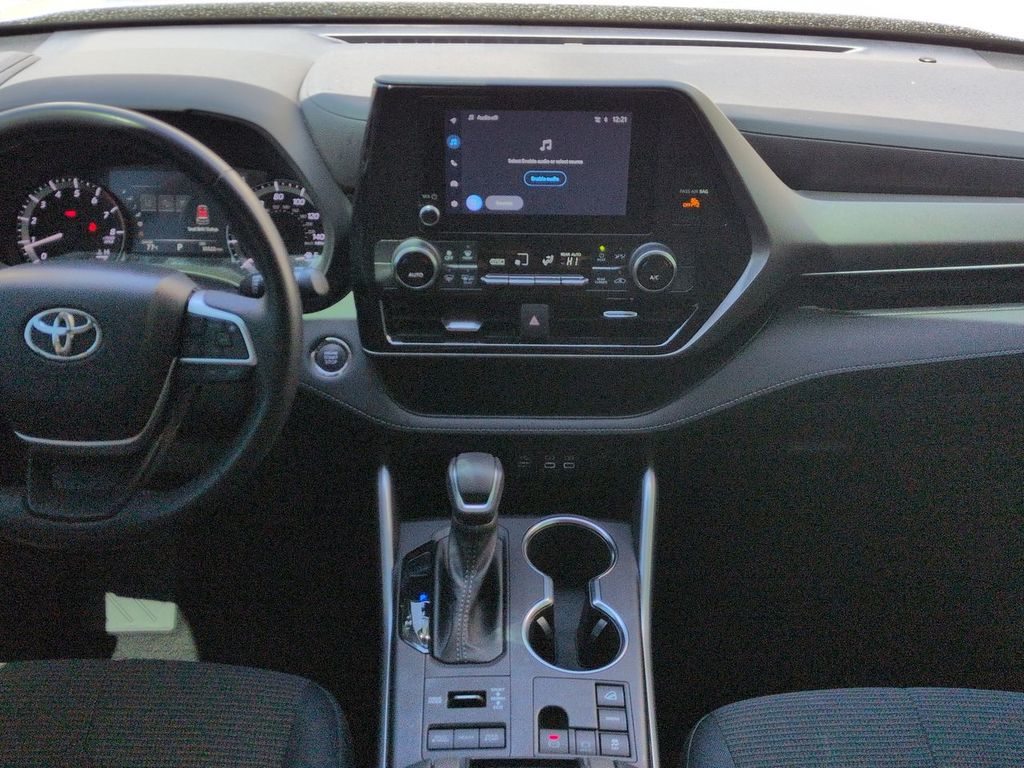 Thumbnail: 2023 Toyota Highlander - 9
