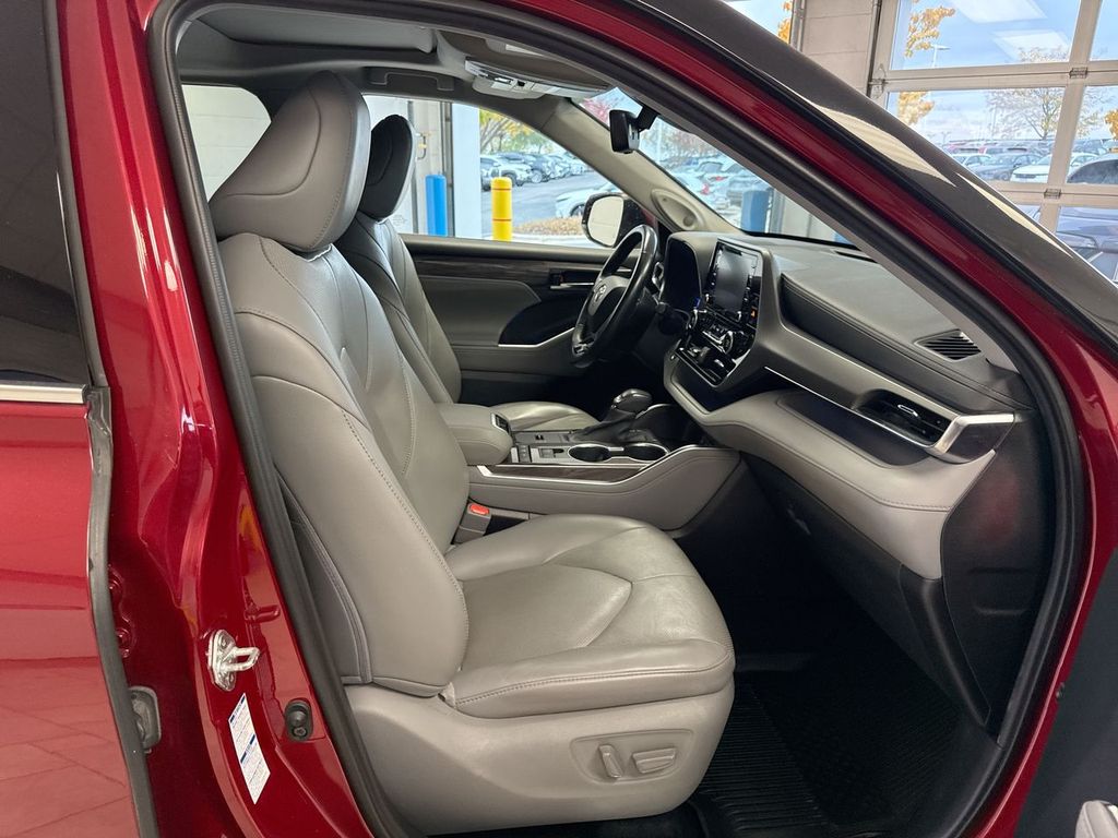 Thumbnail: 2021 Toyota Highlander - 12