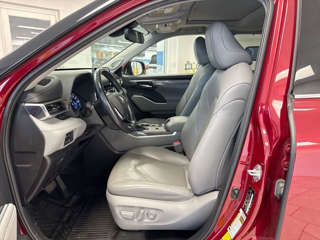 Thumbnail: 2021 Toyota Highlander - 11