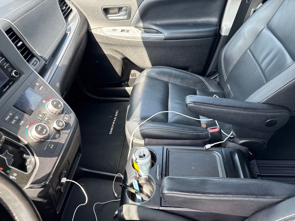 Thumbnail: 2019 Toyota Sienna - 4