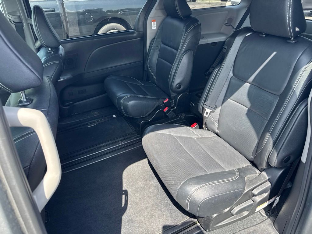 Thumbnail: 2019 Toyota Sienna - 9