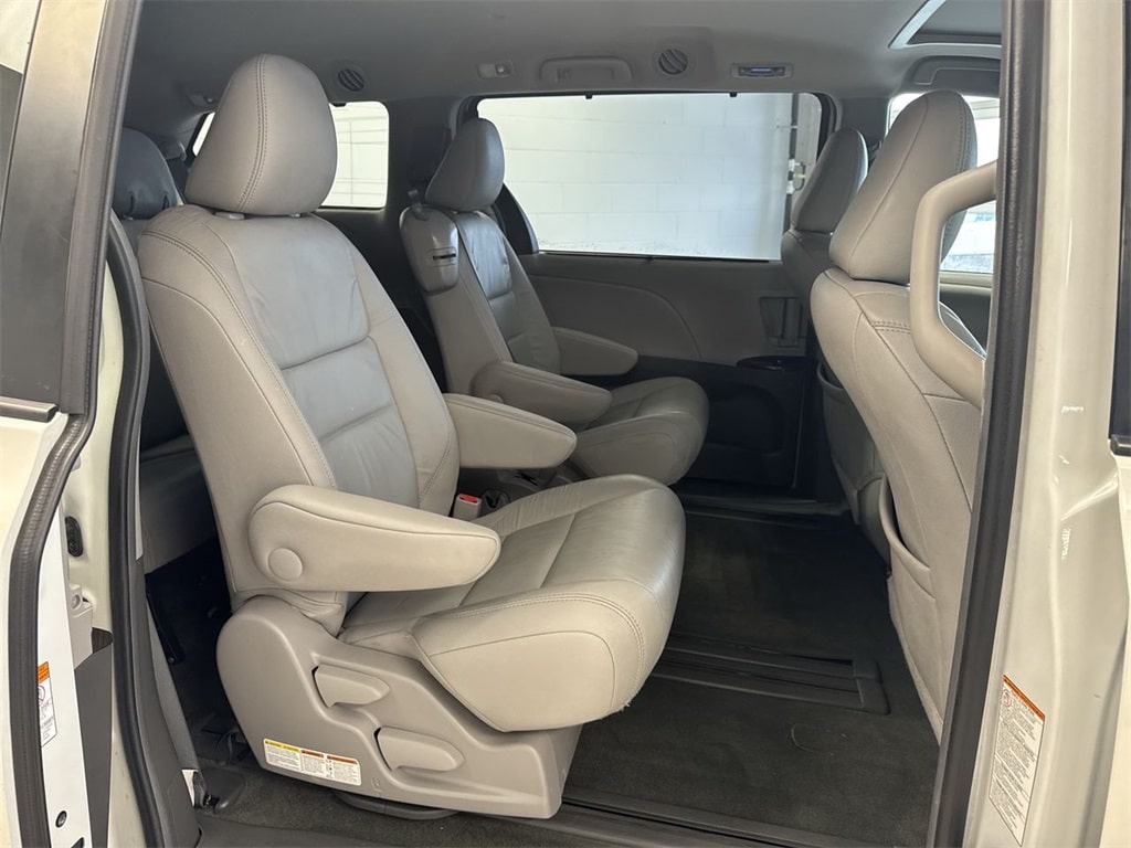 2016 Toyota Sienna XLE 32