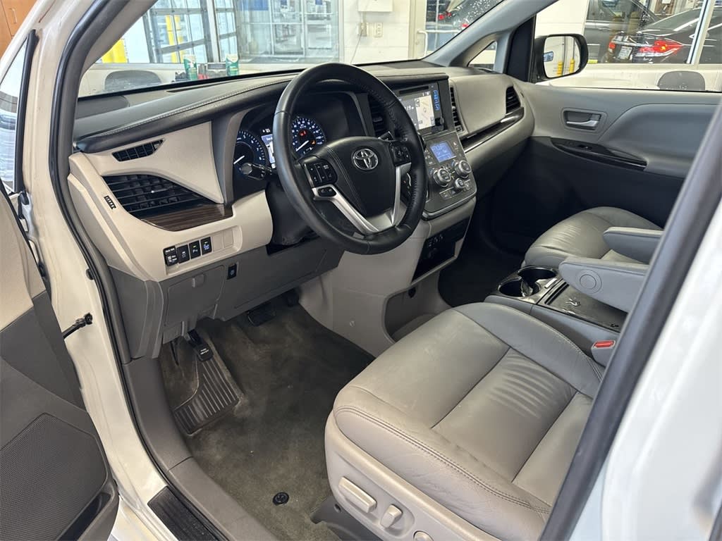 2016 Toyota Sienna XLE 2