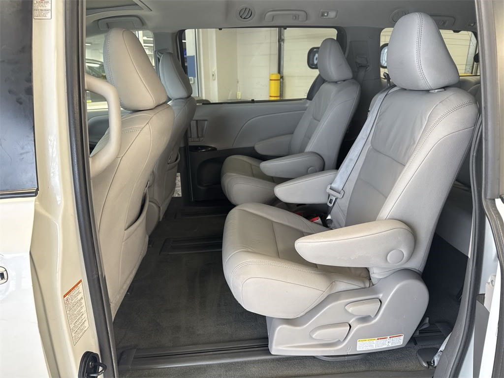 2016 Toyota Sienna XLE 31