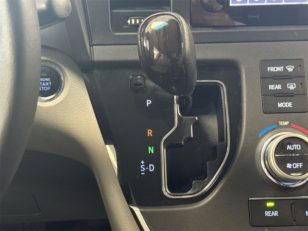 2016 Toyota Sienna XLE 41