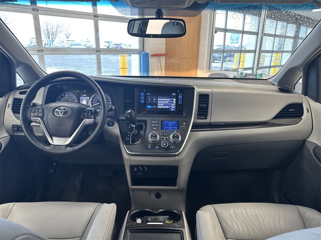 2016 Toyota Sienna XLE 10