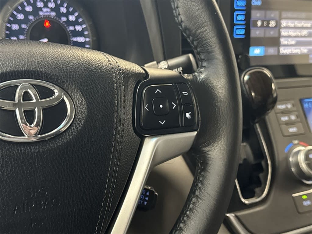 2016 Toyota Sienna XLE 35