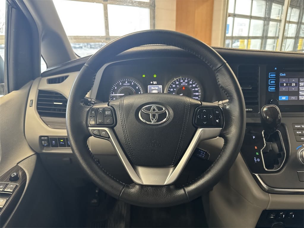 2016 Toyota Sienna XLE 14