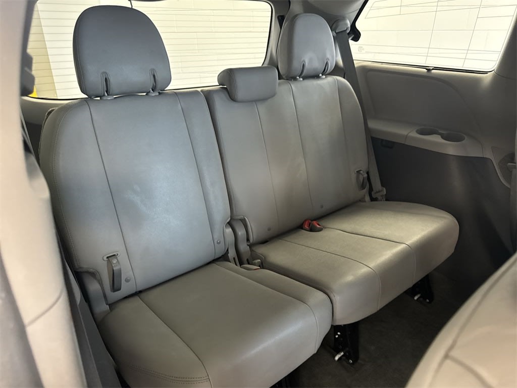 2016 Toyota Sienna XLE 33