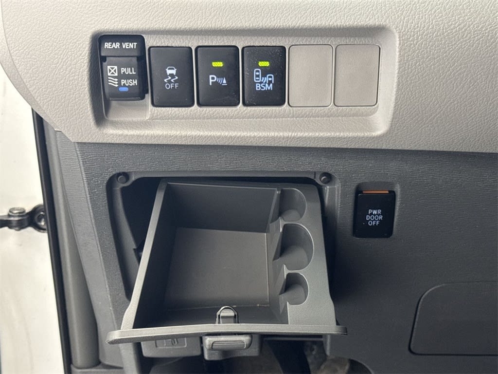 2016 Toyota Sienna XLE 43