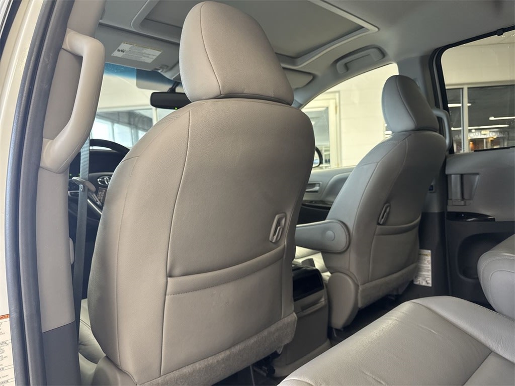 2016 Toyota Sienna XLE 13