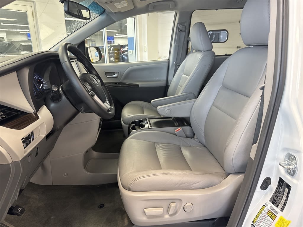 2016 Toyota Sienna XLE 11