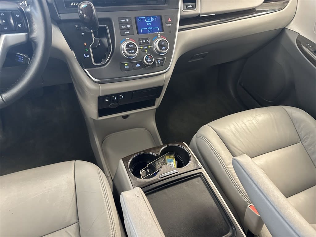 2016 Toyota Sienna XLE 16