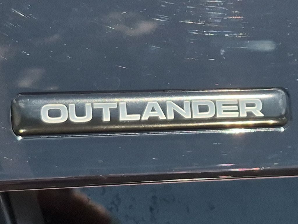 Thumbnail: 2022 Mitsubishi Outlander - 7