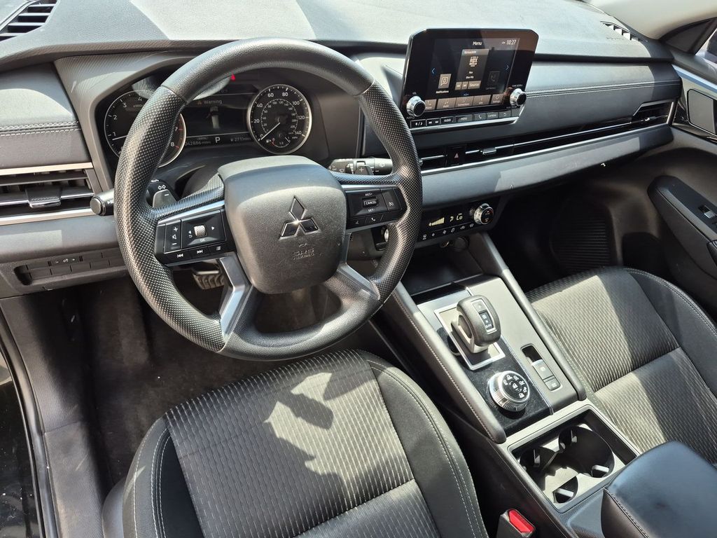 Thumbnail: 2022 Mitsubishi Outlander - 2