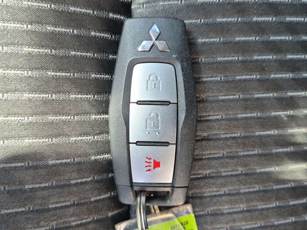 Thumbnail: 2022 Mitsubishi Outlander - 35