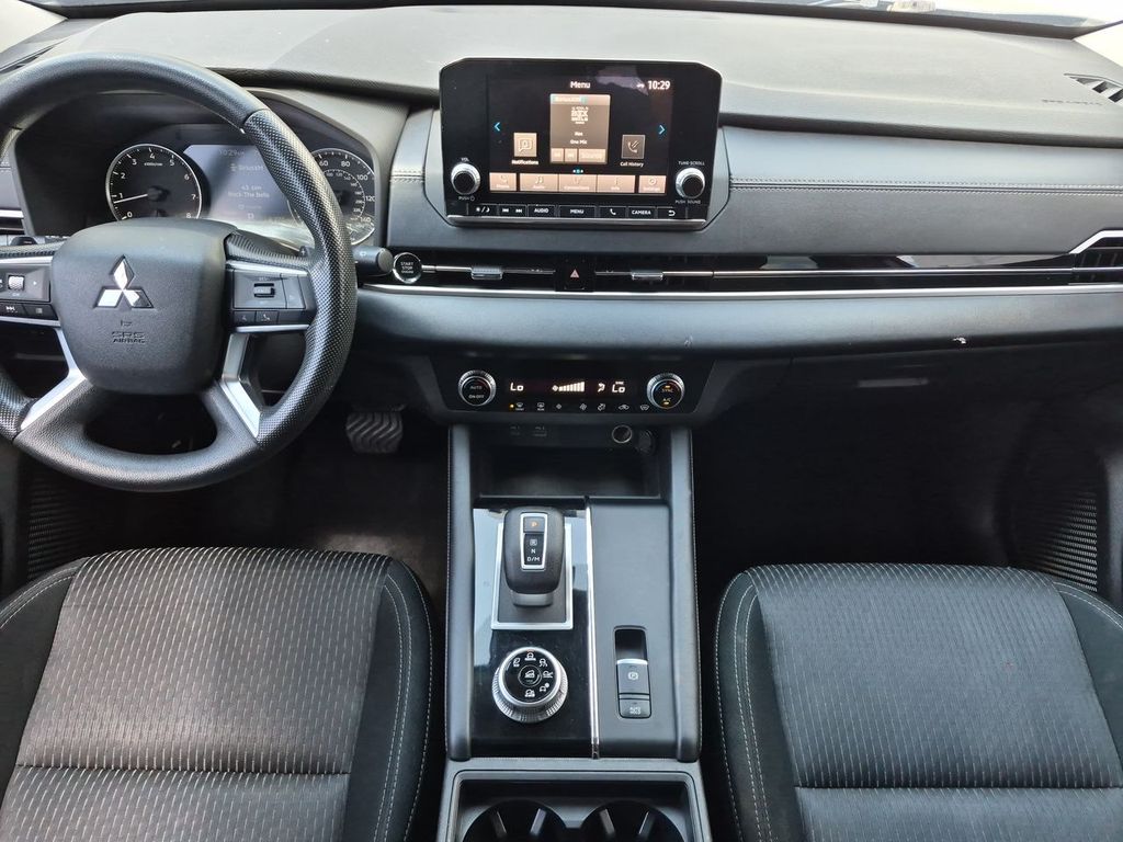 Thumbnail: 2022 Mitsubishi Outlander - 9