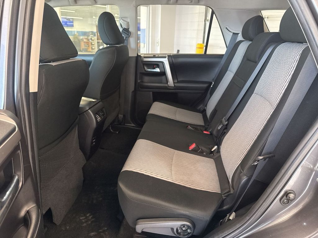 Thumbnail: 2015 Toyota 4Runner - 28