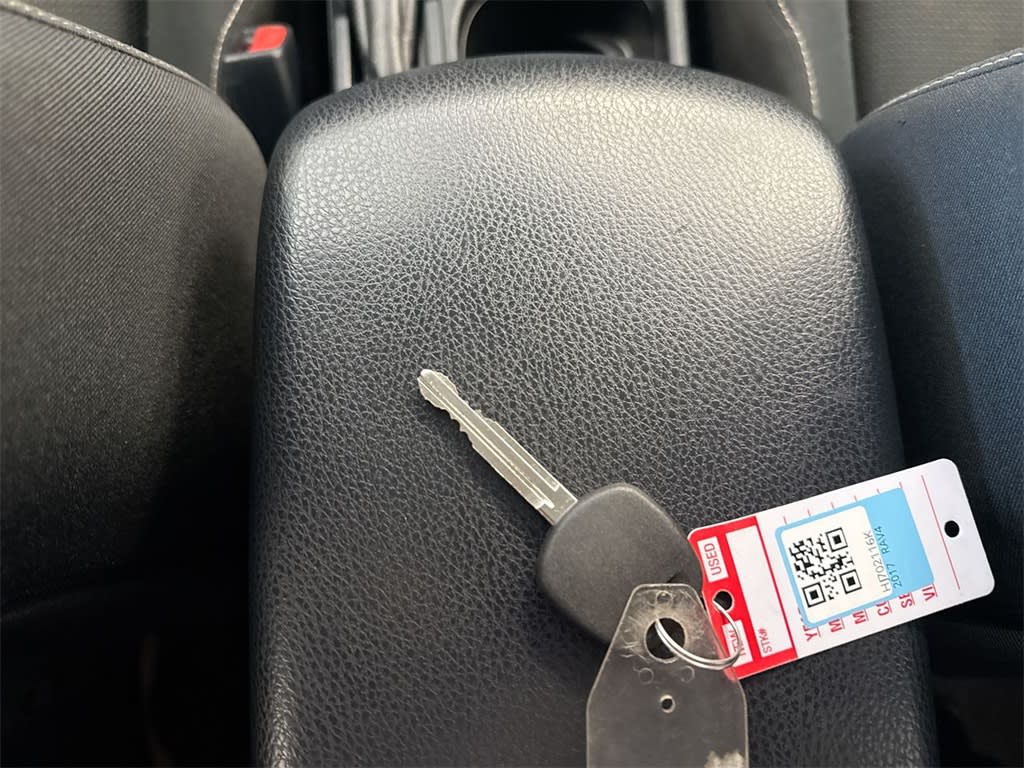 Thumbnail: 2017 Toyota RAV4 - 37