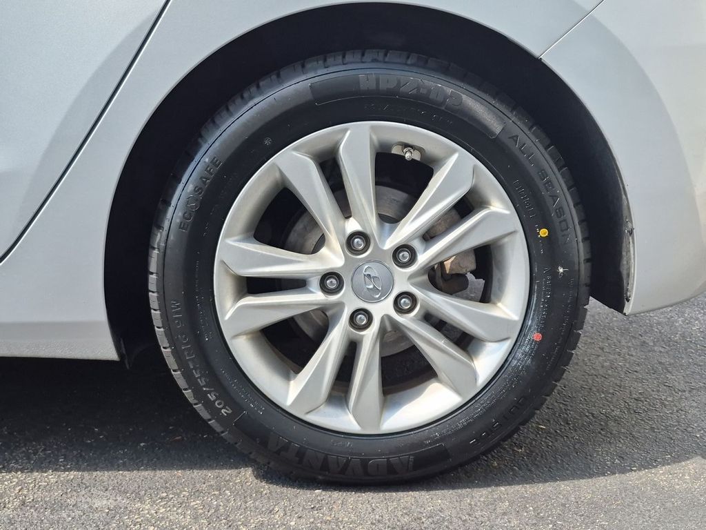 Thumbnail: 2015 Hyundai Elantra - 8