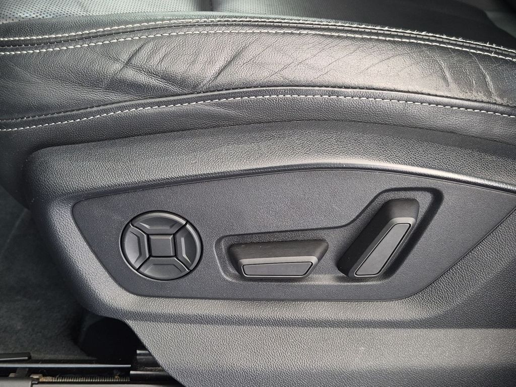 Thumbnail: 2019 Audi Q8 - 25