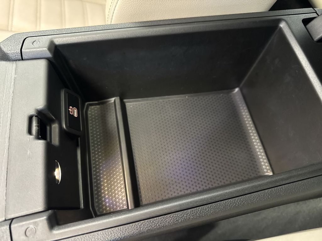 Thumbnail: 2025 BMW i4 - 37