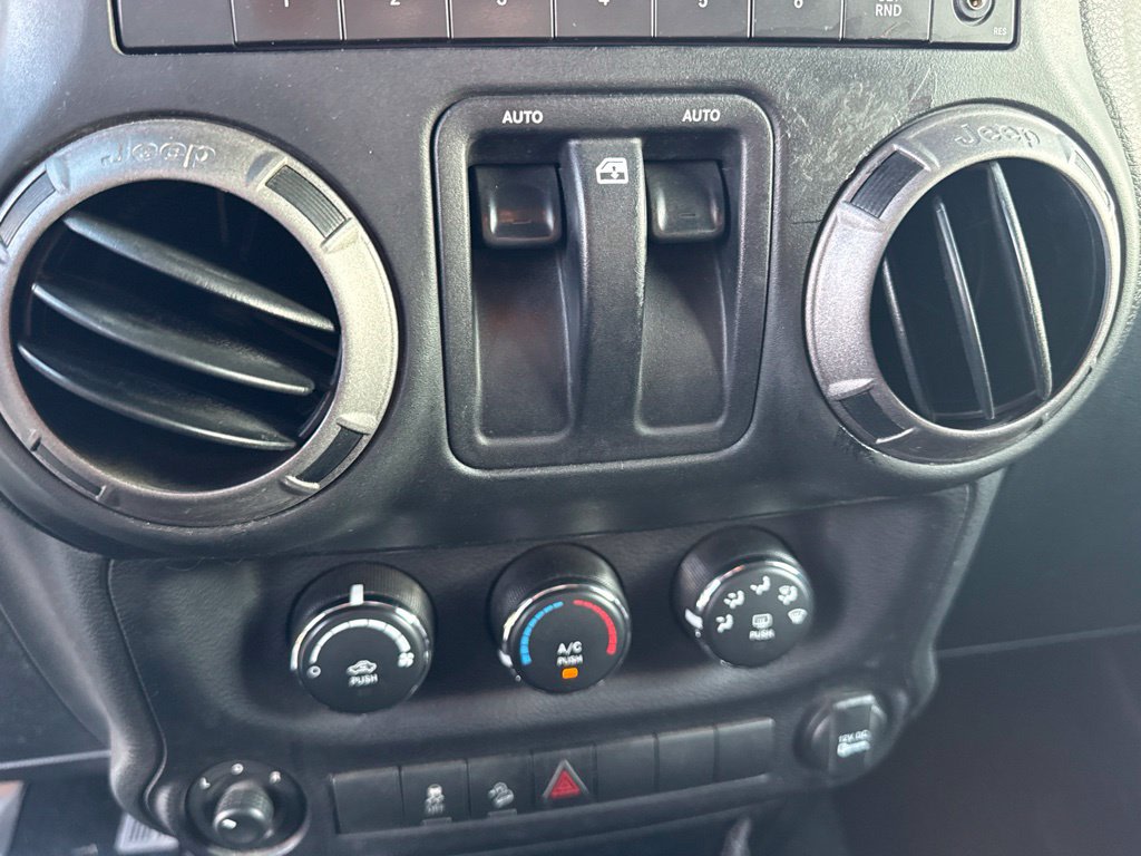 Thumbnail: 2016 Jeep Wrangler - 21