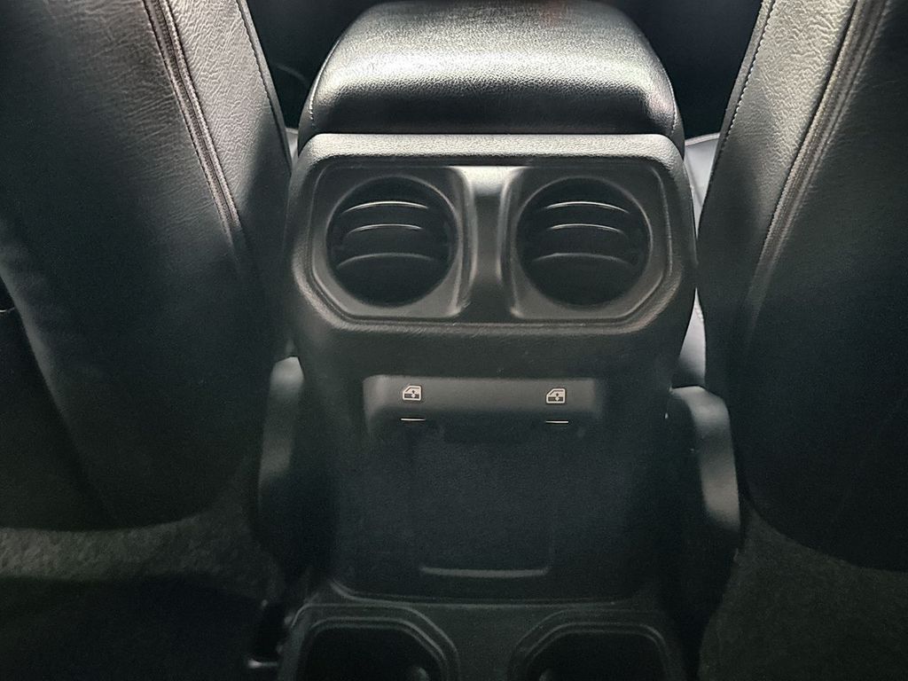 Thumbnail: 2019 Jeep Wrangler - 22