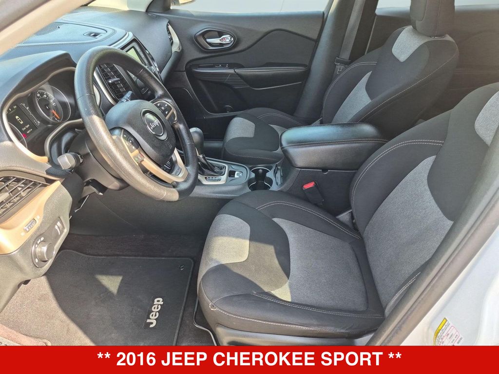 Thumbnail: 2016 Jeep Cherokee - 11